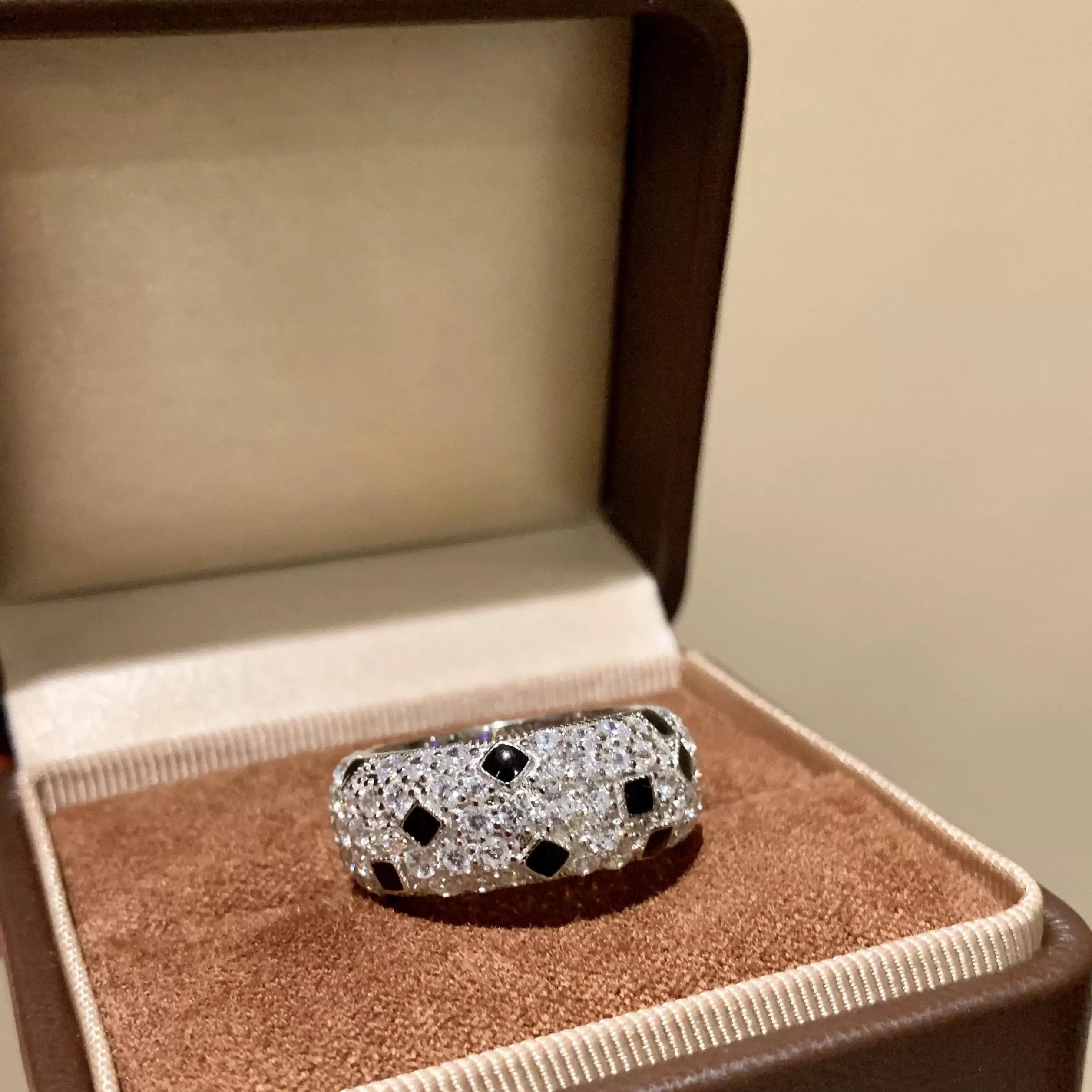 Panthère de ring, paved  White gold, onyx, diamond