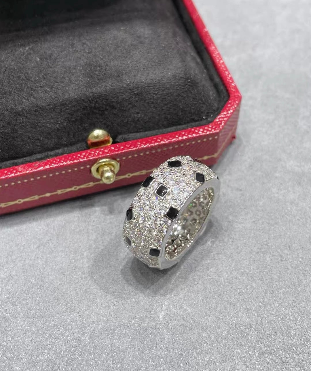 Panthère de ring, paved  White gold, onyx, diamond