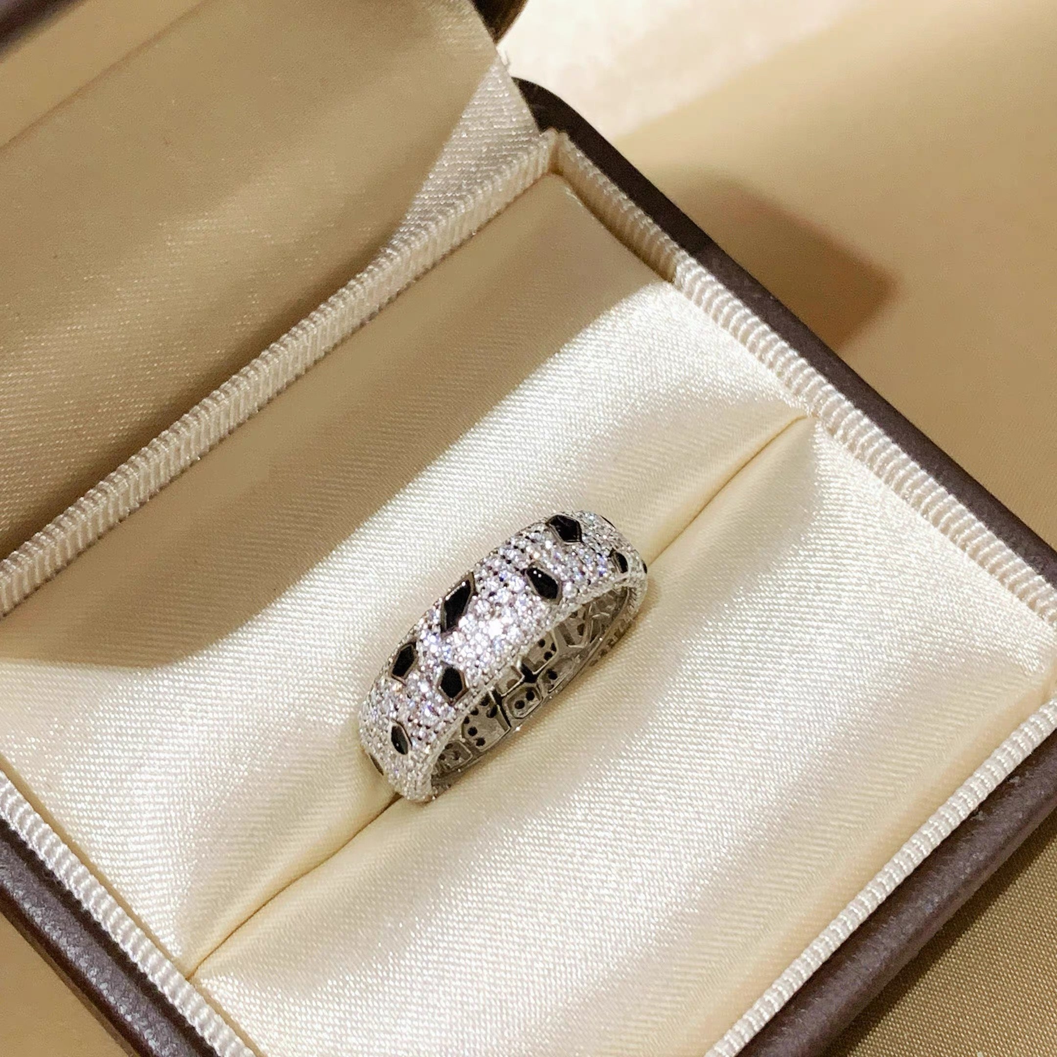Panthère de ring, paved  White gold, onyx, diamond