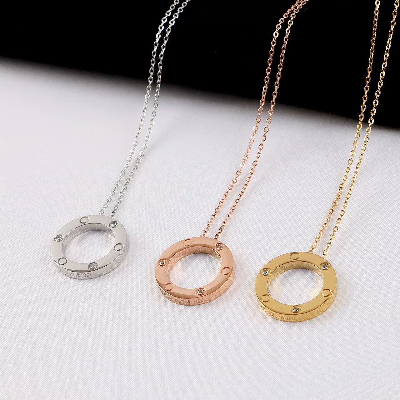 LOVE pendant, 5 diamonds